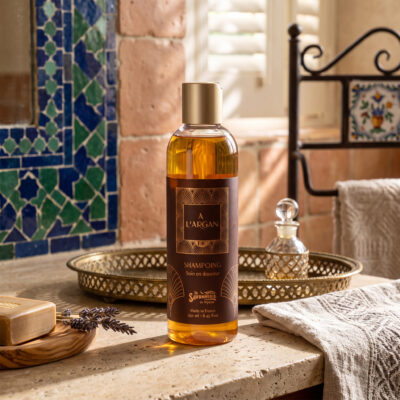 flacon de shampoing à l'huile d'argan bio. Fabriqué en France