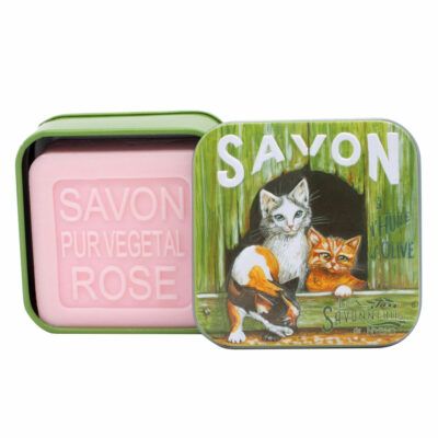 Savon dans une boite en métal avec une illustration de plusieurs chats dans un chatiere de la collection de savons "Boites avec Savons"