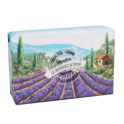 Savon de 200g à la lavande avec emballage papier avec une illustration aquarelle d'un champ de lavande de la collection "Savons solides et liquides" - Fabriqué en France par La Savonnerie de Nyons