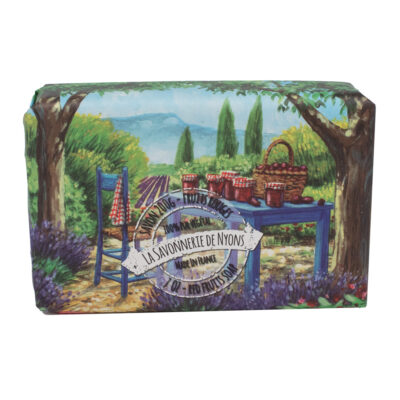 Savon de 200g aux fruits rouges avec emballage papier avec une illustration aquarelle de paysage provençal et paniers remplis de fruits rouges de la collection "Savons solides et liquides" - Fabriqué en France par La Savonnerie de Nyons
