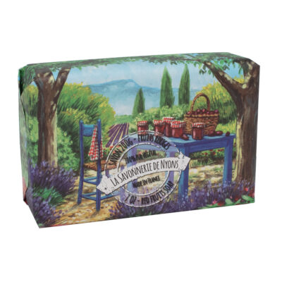 Savon de 200g aux fruits rouges avec emballage papier avec une illustration aquarelle de paysage provençal et paniers remplis de fruits rouges de la collection "Savons solides et liquides" - Fabriqué en France par La Savonnerie de Nyons