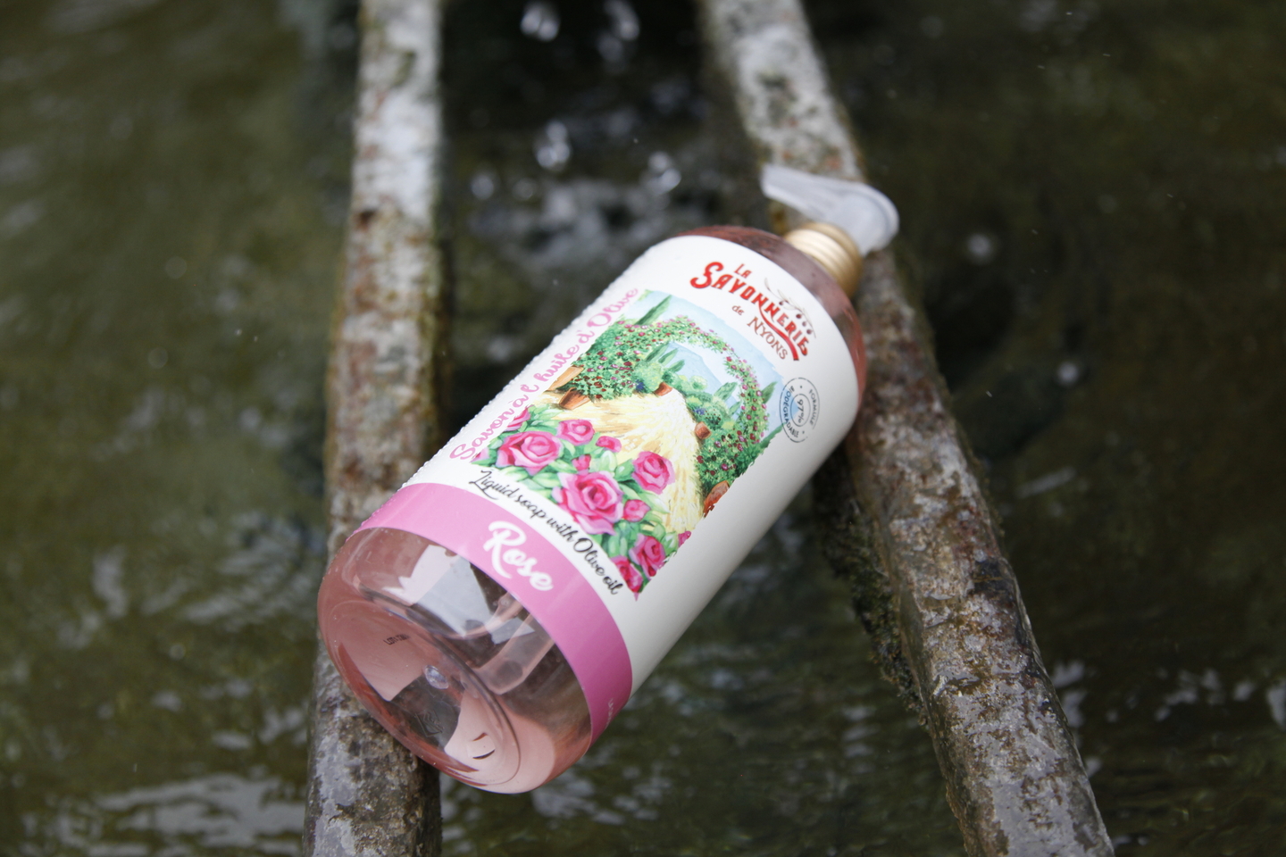 mise en scene de la bouteille de savon liquide Rose de 500g de la collection "Savons Liquides" - Fabriqué en France par La Savonnerie de Nyons