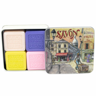 Boite en metal vintage illustrée par un dessin du quartier de Montmartre contenant 4 savons de 100g chacun à la rose- à la lavande- à la verveine et à la fleur de coton de la collection "Coffrets Savons" - Fabrication traditionnelle française par La Savonnerie de Nyons