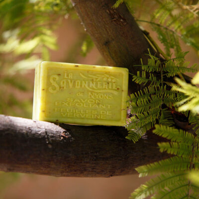 Savon exfoliant feuilles de verveine de la Savonnerie de Nyons