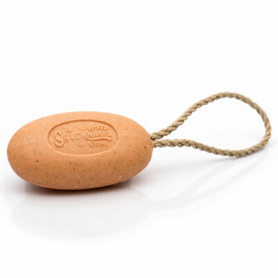 savon exfoliant corde noyaux d'abricot de 200 grammes de la Savonnerie de Nyons (format généreux pour une utilisation prolongée) Dimensions : 12 x 7 x 3.5 cm Couleur : Orange abricot naturel Parfum : Fragrance délicate de Grasse Fabrication : Traditionnelle en France, Drôme Provençale Conditionnement : Livré dans un élégant étui carton recyclable Corde : Intégrée au savon pour suspension facile Type de peau : convient à la majorité des types de peau Durée d'utilisation moyenne : 6 à 8 semaines selon fréquence