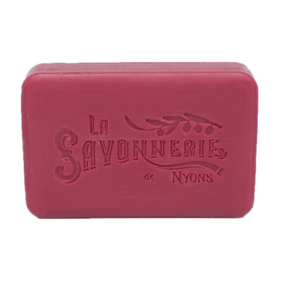 Savon de 200g aux fruits rouges avec emballage papier avec une illustration aquarelle de paysage provençal et paniers remplis de fruits rouges de la collection "Savons solides et liquides" - Fabriqué en France par La Savonnerie de Nyons