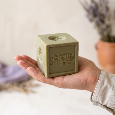 Savon solide pour le corps : le guide pour bien le choisir | La Savonnerie de Nyons Alternative view of Cube Savon de Marseille Olive 300g