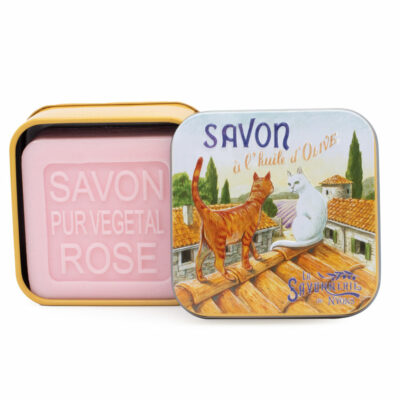 Savon vegetal à la rose de 100g dans une boite en métal avec une illustration de deux chats sur un toit de la collection de savons "Boites avec Savons"