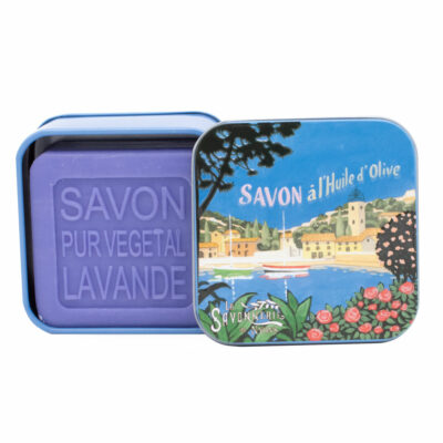 Savon de 100g dans une boite en métal avec une illustration de paysage de marina et bateaux de la collection de savons "Boites avec Savons"