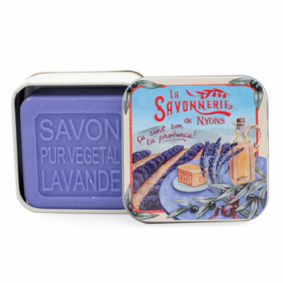 Savon de 100g dans une boite en métal avec une illustration de paysage champs de lavande de la collection de savons "Boites avec Savons"
