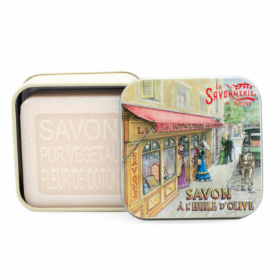 Savon de 100g dans une boite en métal avec une illustration de boutique de village de la collection de savons "Boites avec Savons"