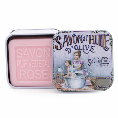 Savon de 100g dans une boite en métal avec une illustration d'une scène de bain de la collection de savons "Boites avec Savons"