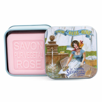 Savon de 100g dans une boite en métal avec une illustration de lavandière de la collection de savons "Boites avec Savons"