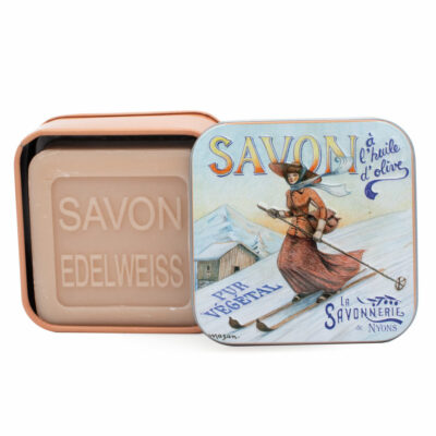 Savon de 100g dans une boite en métal avec une illustration de sport d'hiver et ski de la collection de savons "Boites avec Savons"