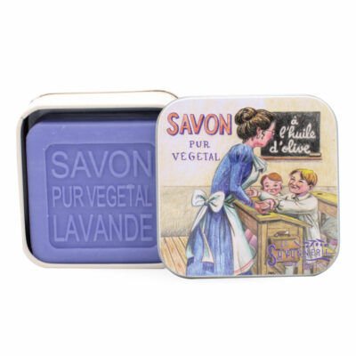 Savon de 100g dans une boite en métal avec une illustration retro de l'école de la collection de savons "Boites avec Savons" - Fabriqué en France par La Savonnerie de Nyons