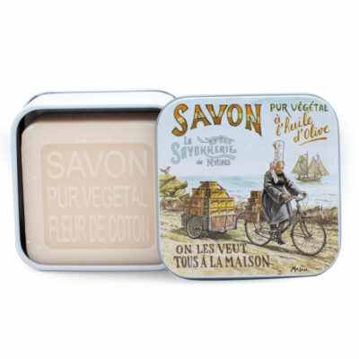 Savon de 100g dans une boite en métal avec une illustration retro d'une Bigoudene Bretonne de la collection de savons "Boites avec Savons"