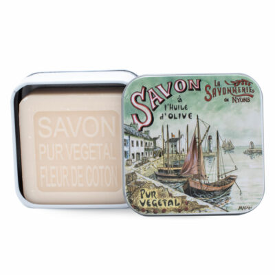 Savon de 100g dans une boite en métal avec une illustration retro d'un port de pêche de la collection de savons "Boites avec Savons"