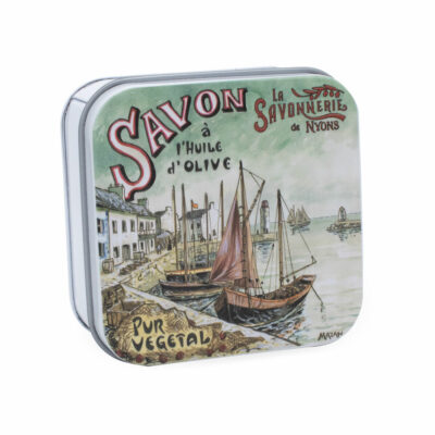 Boite à savon en métal avec une illustration retro d'un port de pêche de la collection de savons "Boites avec Savons" - Fabriqué en France par La Savonnerie de Nyons