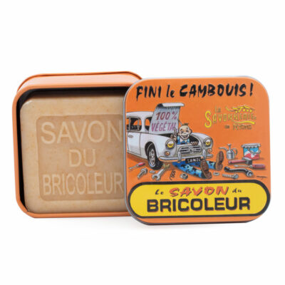 Fiel de bœuf : ce que c’est, comment l’utiliser et sur quelles taches | La Savonnerie de Nyons Savon du bricoleur dans une boite en métal illustrée de la collection de savons "Savons des Métiers"