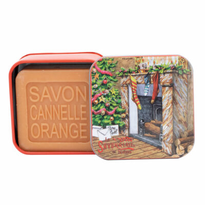 Savon de 100g de la cheminée de Noël dans une boite en métal retro illustrée avec une cheminée décorée pour Noël de la collection de savons parfumés "Boites avec Savons"