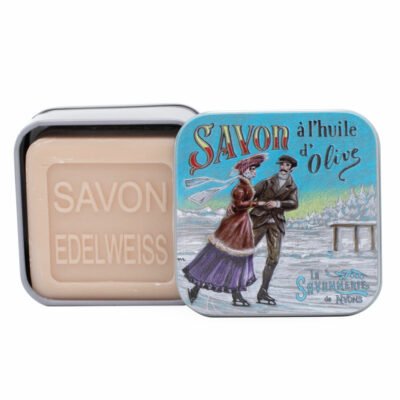 Savon de 100g dans une boite en métal retro illustrée avec une scène de patinage sur glace en hiver de la collection de savons parfumés "Boites avec Savons"