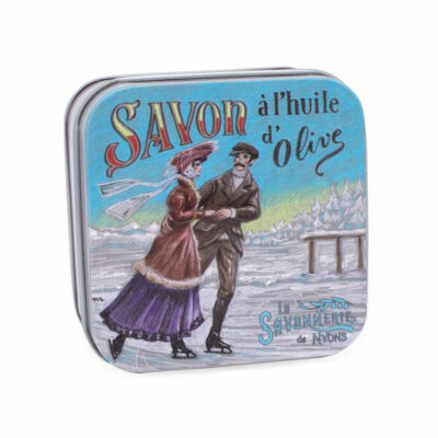boite en métal retro illustrée avec une scène de patinage sur glace en hiver de la collection de savons parfumés "Boites avec Savons" - Fabriqué en France par La Savonnerie de Nyons