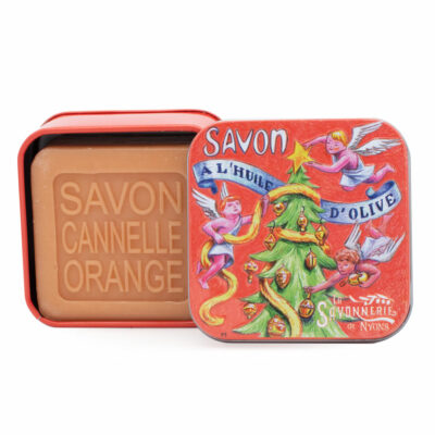 Savon de 100g dans une boite en métal retro illustrée avec un sapin de Noël de la collection de savons parfumés "Boites avec Savons"