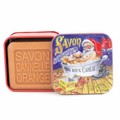 Savon de 100g dans une boite en métal retro illustrée avec le Père Noël dans son bain de la collection de savons parfumés "Boites avec Savons"