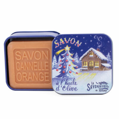 Savon de 100g dans une boite en métal retro illustrée avec un chalet de montagne décoré pour Noël de la collection de savons parfumés "Boites avec Savons"
