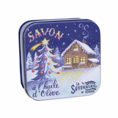 Boite à savon en métal retro illustrée avec un chalet de montagne décoré pour Noël de la collection de savons parfumés "Boites avec Savons" - Fabriqué en France par La Savonnerie de Nyons