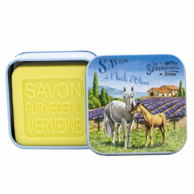 Savon de 100g dans une boite en métal retro illustrée par des chevaux de la collection de savons parfumés "Boites avec Savons"