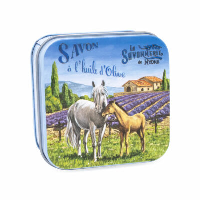 Boite à savon en métal retro illustrée par des chevaux de la collection de savons parfumés "Boites avec Savons" - Fabriqué en France par La Savonnerie de Nyons