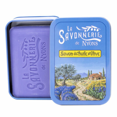 Savon de 200g à la lavande dans une boite en metal illustrée par un paysage provençal de la collection "Boites avec Savons" - Fabrication traditionnelle française par La Savonnerie de Nyons