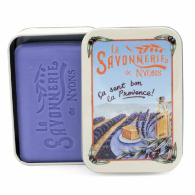 Savon de 200g à la lavande dans une boite en metal illustrée par un dessin retro de champ de lavande de la collection "Boites avec Savons" - Fabrication traditionnelle française par La Savonnerie de Nyons