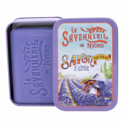 Savon de 200g à la lavande dans une boite en metal illustrée par un dessin retro de la cueillette de la lavande de la collection "Boites avec Savons" - Fabrication traditionnelle française par La Savonnerie de Nyons