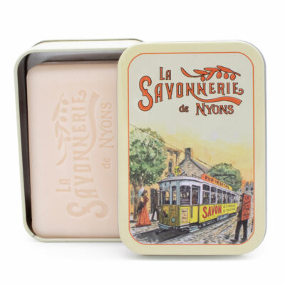 Savon de 200g à la fleur de coton dans une boite en metal illustrée par un dessin retro de boutique provençale de la collection "Boites avec Savons" - Fabrication traditionnelle française par La Savonnerie de Nyons