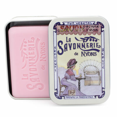 Savon de 200g à la rose dans une boite en metal vintage illustrée par un dessin retro d'un femme elegante dasn le metropolitain à Paris de la collection "Boites avec Savons" - Fabrication traditionnelle française par La Savonnerie de Nyons