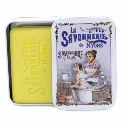 Savon de 200g à la verveine dans une boite en metal vintage illustrée par un dessin retro d'une maman donnant le bain a son enfant de la collection "Boites avec Savons" - Fabrication traditionnelle française par La Savonnerie de Nyons