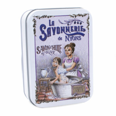 Boite pour savon de 200g en metal vintage illustrée par un dessin retro d'une maman donnant le bain a son enfant de la collection "Boites avec Savons" - Fabriqué en France par La Savonnerie de Nyons
