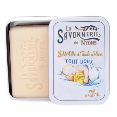 Savon de 200g à la fleur de coton dans une boite en metal vintage illustrée par un dessin retro d'un bebe prenant son bain de la collection "Boites avec Savons" - Fabrication traditionnelle française par La Savonnerie de Nyons