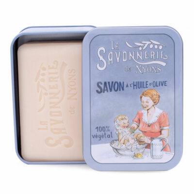 Savon de 200g à la fleur de coton dans une boite en metal vintage illustrée par un dessin retro d'une maman en train de laver son bebe dans une baignoire de la collection "Boites avec Savons" - Fabrication traditionnelle française par La Savonnerie de Nyons