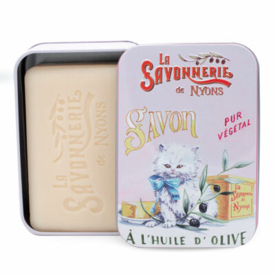 Savon de 200g à la fleur de coton dans une boite en metal vintage illustrée par un dessin retro d'un chat persan blanc de la collection "Boites avec Savons" - Fabrication traditionnelle française par La Savonnerie de Nyons