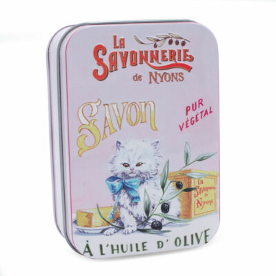 Boite pour savon de 200g en metal vintage illustrée par un dessin retro d'un chat persan blanc de la collection "Boites avec Savons" - Fabriqué en France par La Savonnerie de Nyons