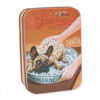 Boite orangée pour savon de 200g en metal vintage illustrée par un dessin retro d'un chien bulldog blanc de la collection "Boites avec Savons" - Fabriqué en France par La Savonnerie de Nyons