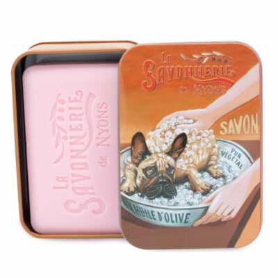 Savon de 200g à la rose dans une boite orangée en metal vintage illustrée par un dessin retro d'un chien bulldog blanc de la collection "Boites avec Savons" - Fabrication traditionnelle française par La Savonnerie de Nyons