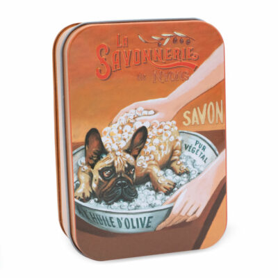 Boite orangée pour savon de 200g en metal vintage illustrée par un dessin retro d'un chien bulldog blanc de la collection "Boites avec Savons" - Fabriqué en France par La Savonnerie de Nyons