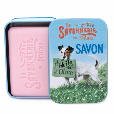 Savon de 200g à la rose et á l'huile d'olive dans une boite en metal vintage illustrée par un dessin retro d'un chien Jack Russel de la collection "Boites avec Savons" - Fabrication traditionnelle française par La Savonnerie de Nyons
