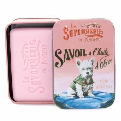 Savon de 200g à la rose et á l'huile d'olive dans une boite rose en metal vintage illustrée par un dessin retro d'un chien westie de la collection "Boites avec Savons" - Fabrication traditionnelle française par La Savonnerie de Nyons