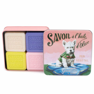 Boite à savon en metal vintage illustrée par un dessin de chien westie contenant 4 savons de 100g chacun à la rose- à la lavande- à la verveine et à la fleur de coton de la collection "Coffrets Savons" - Fabrication traditionnelle française par La Savonnerie de Nyons