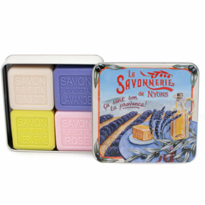 Boite à savon en metal vintage illustrée par un dessin de retro de champ de lavande contenant 4 savons de 100g chacun à la rose- à la lavande- à la verveine et à la fleur de coton de la collection "Coffrets Savons" - Fabrication traditionnelle française par La Savonnerie de Nyons